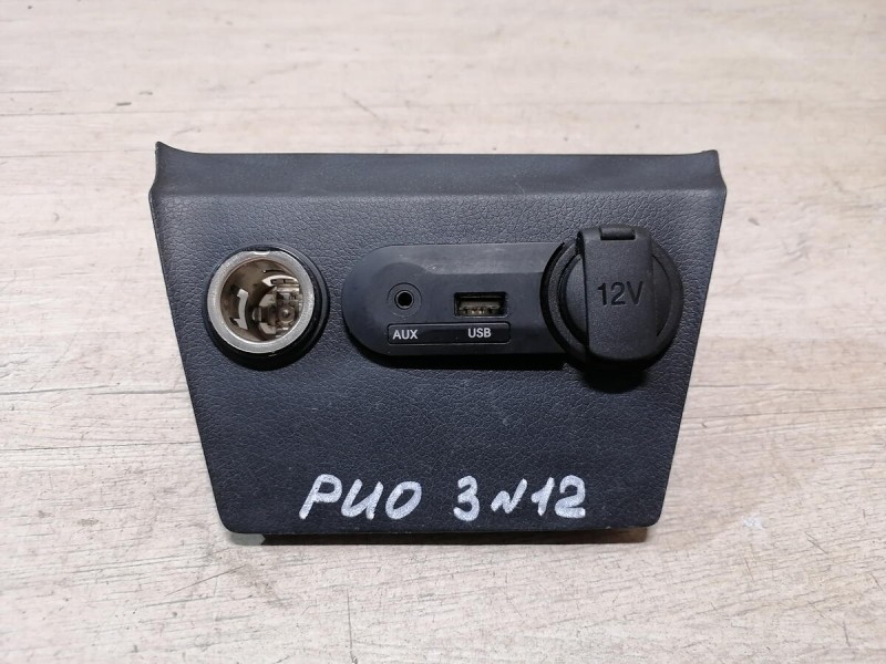 Rio 3 №12 блок usb aux прикуриватель розетка 12 в