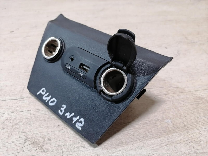 Rio 3 №12 блок usb aux прикуриватель розетка 12 в