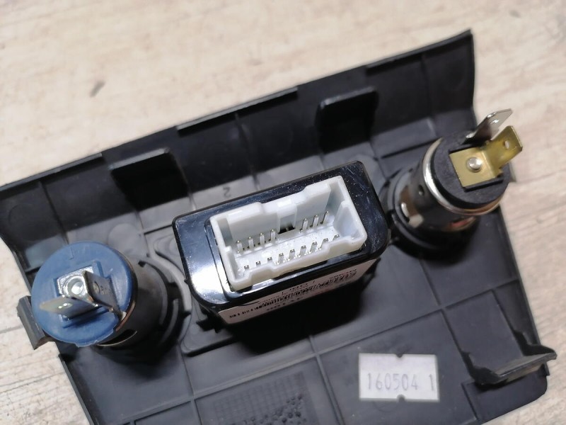 Rio 3 №12 блок usb aux прикуриватель розетка 12 в