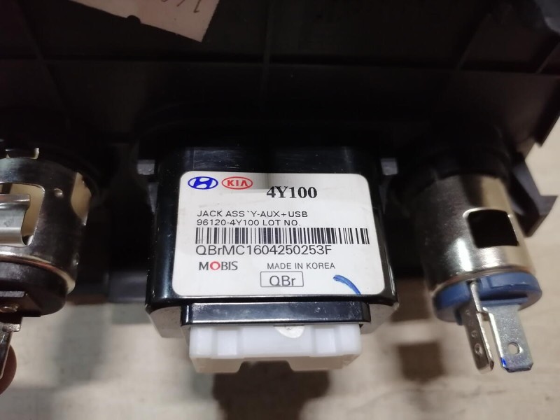Rio 3 №12 блок usb aux прикуриватель розетка 12 в