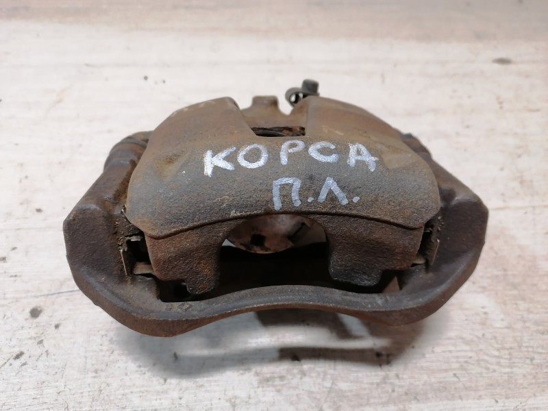 Corsa D суппорт передний левый 1,4