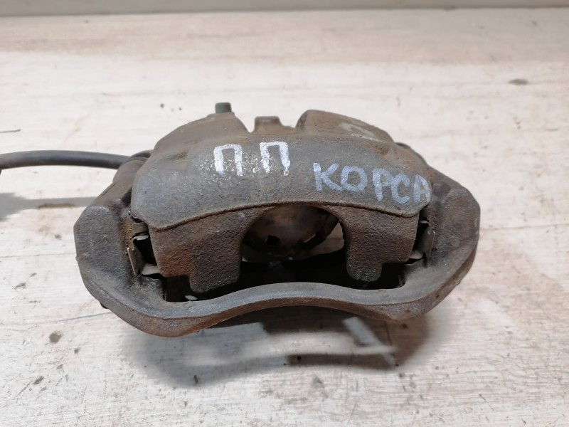 Corsa D суппорт передний правый 1,4